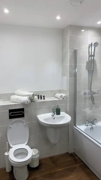 Posh 1 Bed Flat-direct Links to Central London