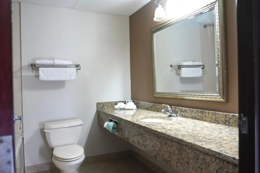 American Inn & Suites