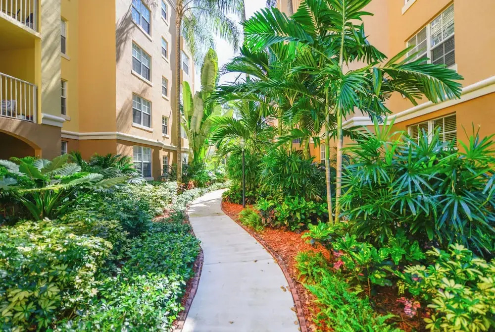 Lux Condo at Yacht Club 10min from Beach