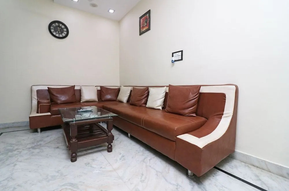 OYO 24879 Royal Taj Home Stay
