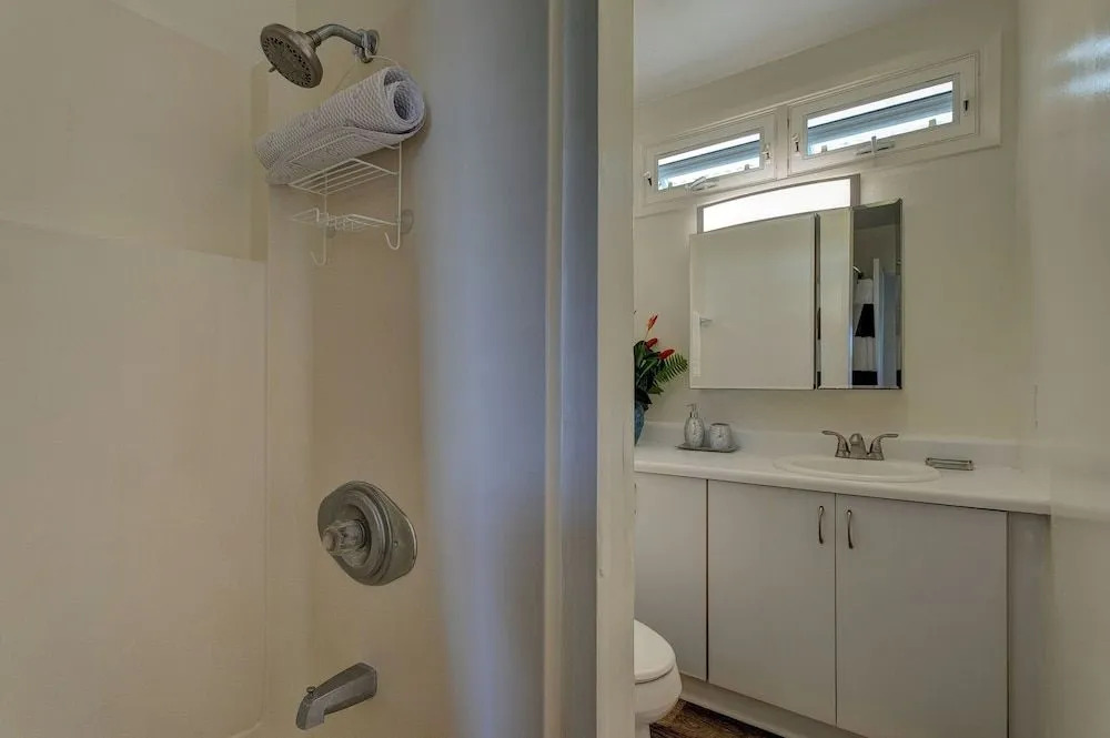 Hilo Hale Kaumana 3 Bedroom Home by RedAwning
