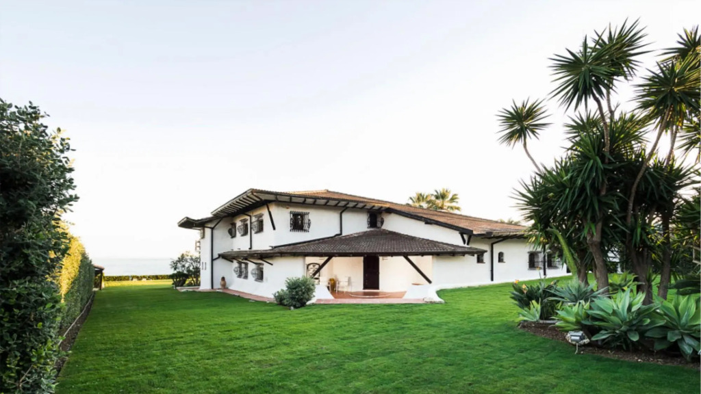 Exclusive seafront villa with private pool-VILLA LUNA BLU