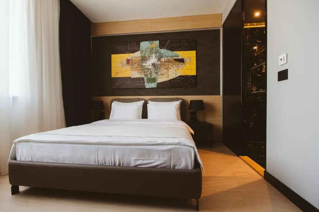 Maccani Black Luxury Suites