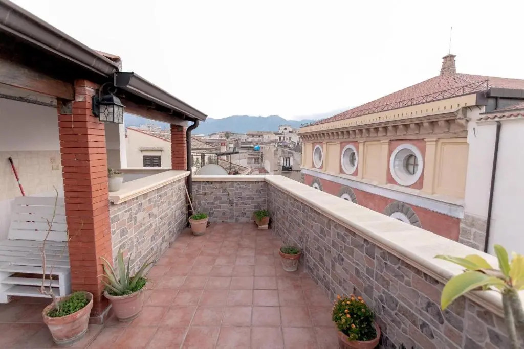 Apartment with huge terrace in the party area