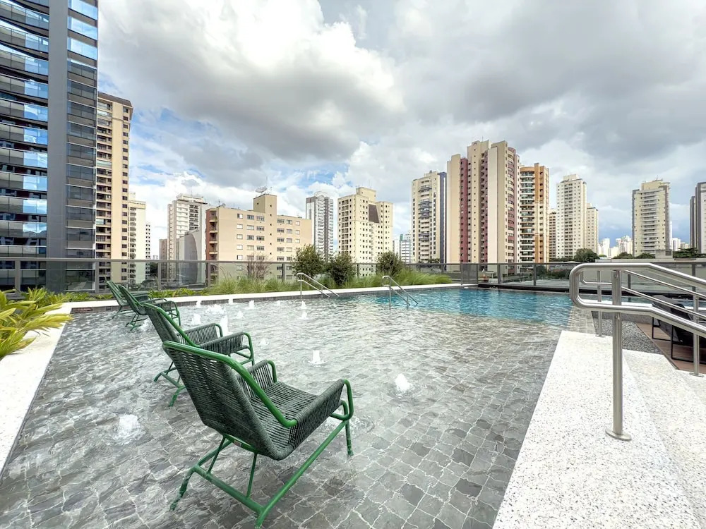 Estúdios com piscina no lounge