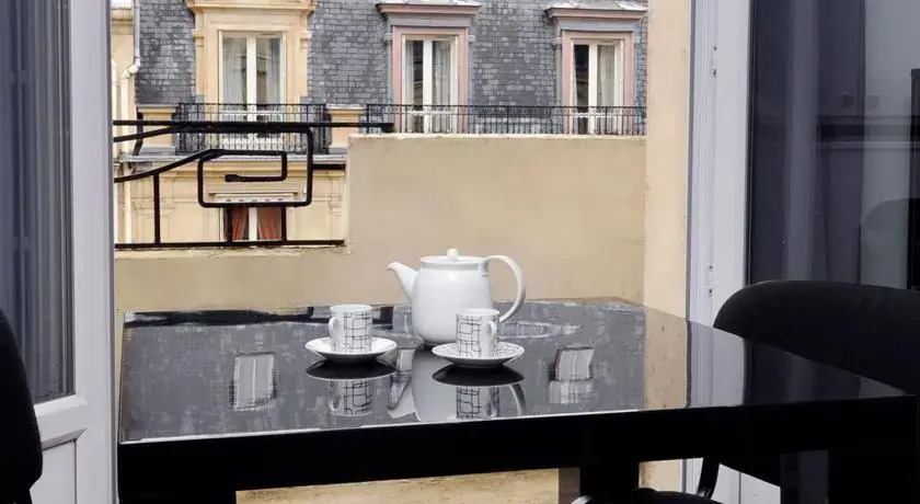 Studio charmant avec balcon et vue sur Tour Eiffel