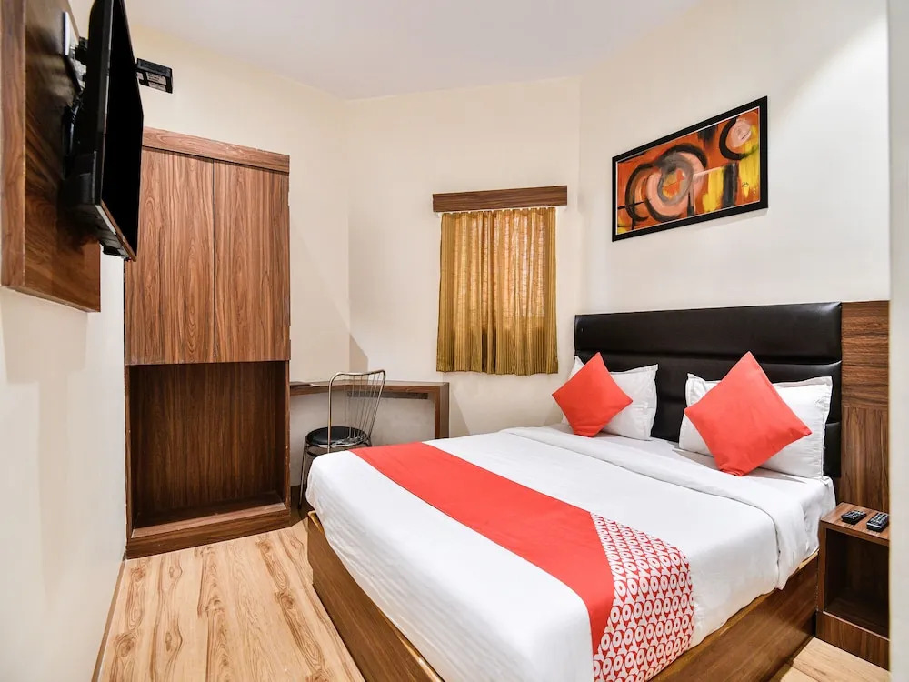 OYO 15535 Deluxe Residency