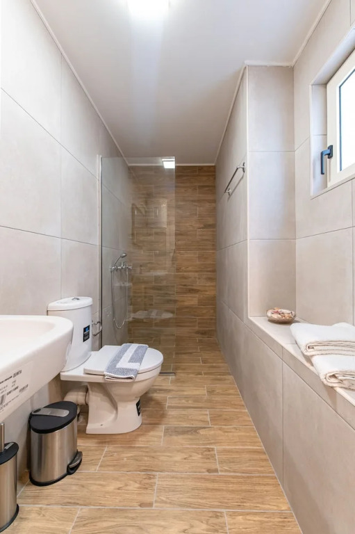 Chrisa s Detached Property Near Center Parking