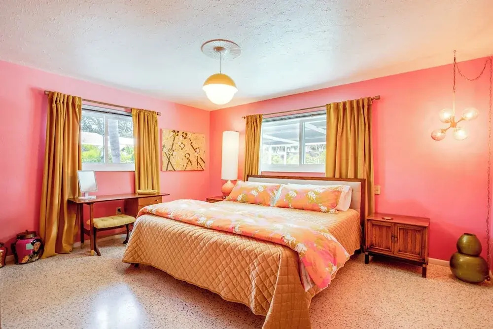 Lanai & Pet Friendly! Retro-chic Sarasota Home!