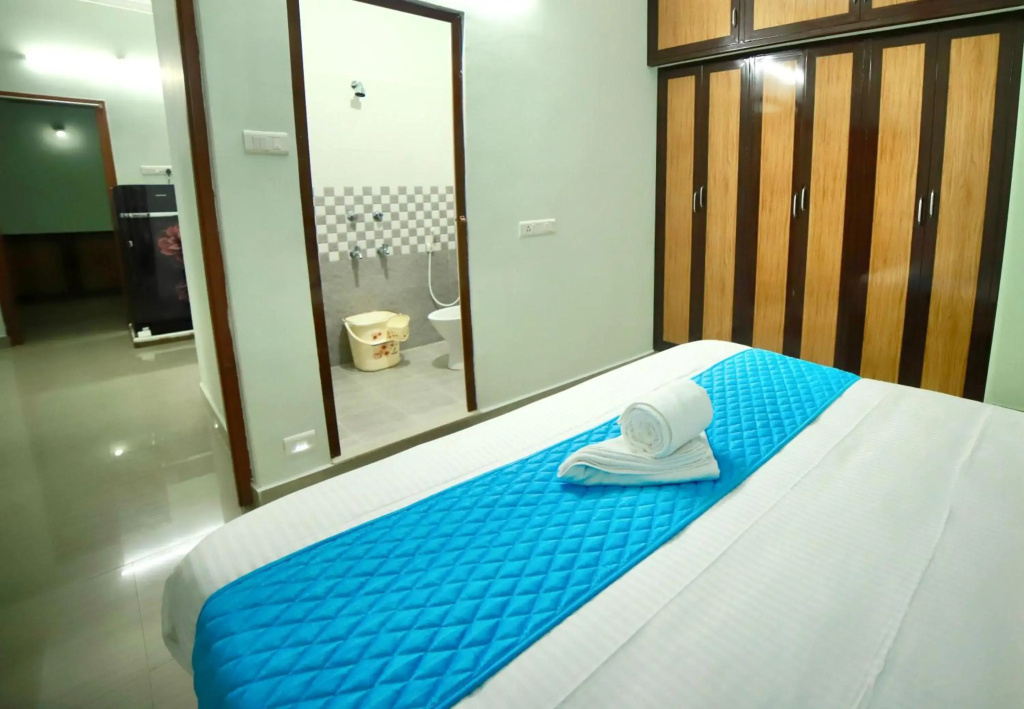 TrueLife Comfort Inn - Near PS4 veg restaurant - On way to Balaji Temple - 2BHK AC apartments - Coffee Tea Milk - Fast WiFi, Kitchen, Dining, Android TV, Parking - Easy access to Airport, Railway Station and to all Temples - Top service with lots of Love