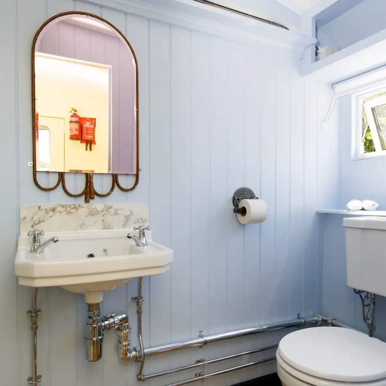 The Showman s Carriage King Bed Close to Beach