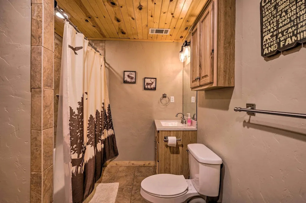 Cabin w/ Hot Tub & Grill - 6 Mi to Broken Bow Lake