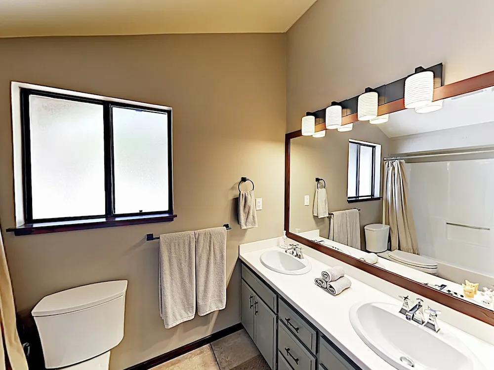 New Listing! Luxe W/ Hot Tub: Comp Shuttle 4 Bedroom Home