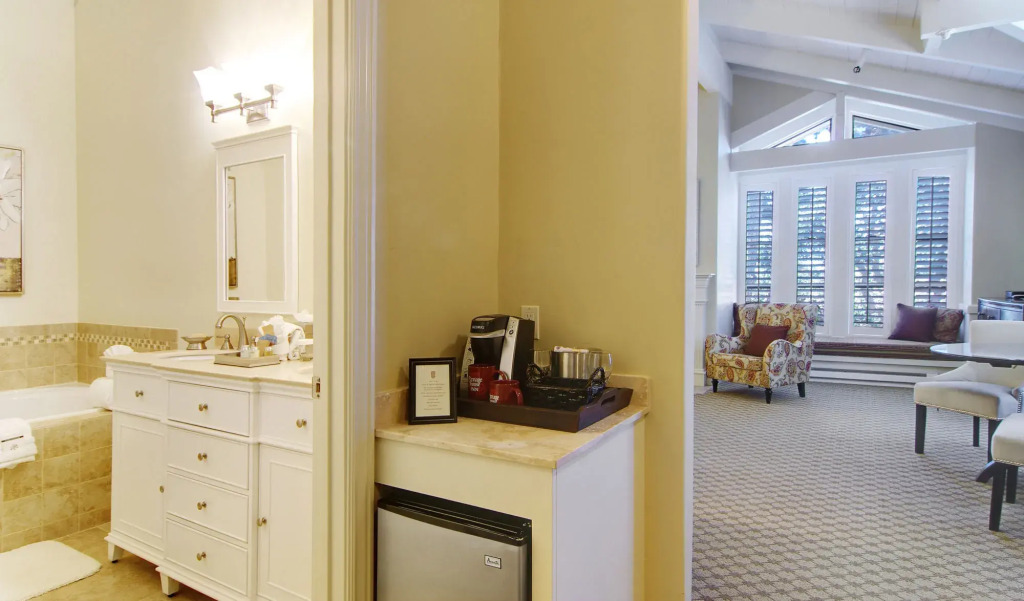 Carriage House Inn