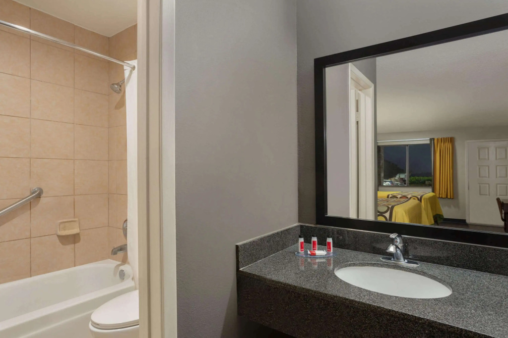 Super 8 by Wyndham Universal City