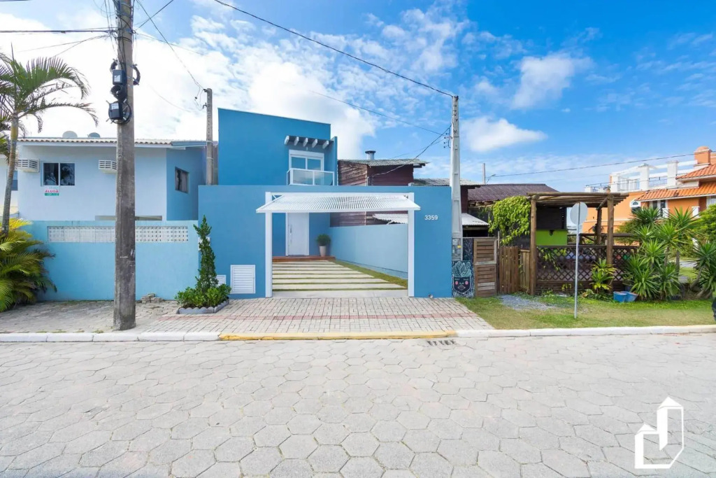Encantadora casa com 02 suítes à beira-mar