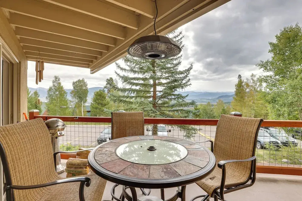Silverthorne Condo w/ Lake Views: 10 Mi to Skiing!