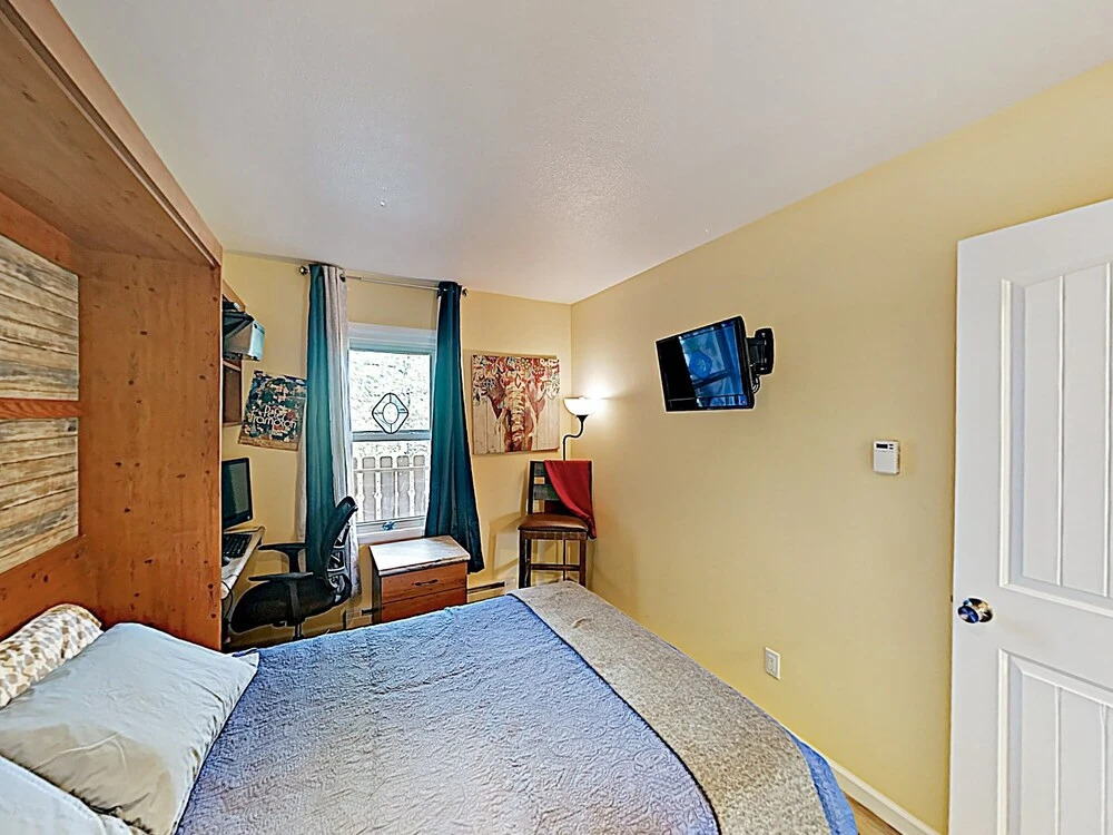 Warm Mountain-view : 8-minute Drive To Lifts 2 Bedroom Condo