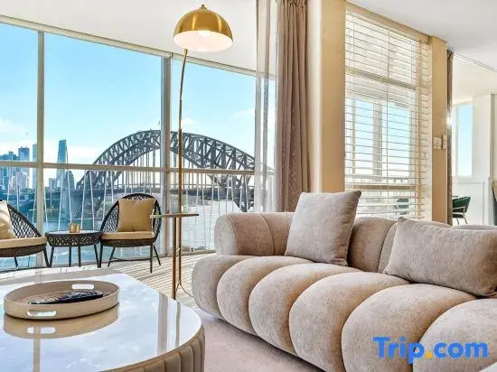 Sydney's Landmark Views from Luxury 2Bd Apt