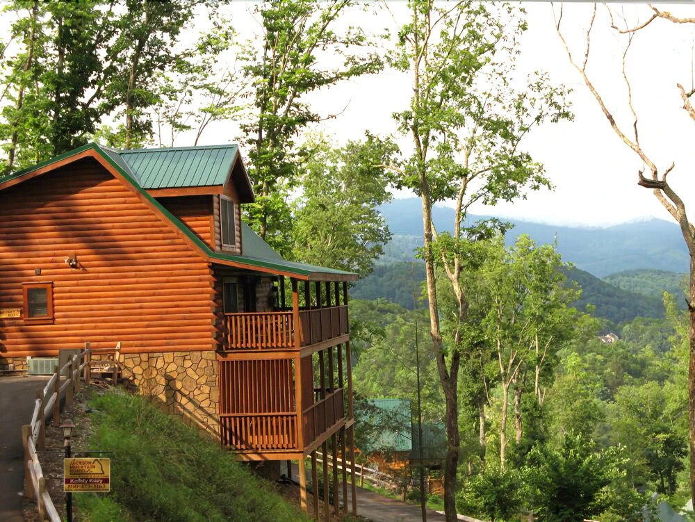 Komfy Kozy 3 Bedroom Home with Hot Tub