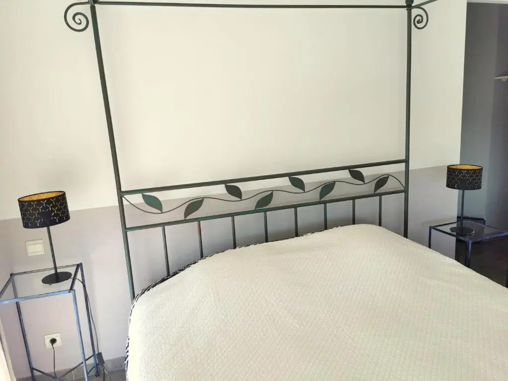 Cannes-SuperCannes-GolfeJuan--VILLA ALAMP--Vue mer exceptionnelle méditerranée et Cap dAntibes--4 à 6 chambres--6 SDB--7 WC--Piscine sans vis à vis--Superbe rooftop panoramique--Terrasses--Cuisine américaine--Grand Living 100m2--Courts séjours possibles