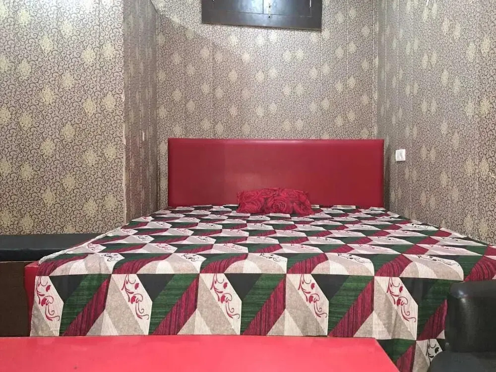 Pari Ac Restaurant & Hotel