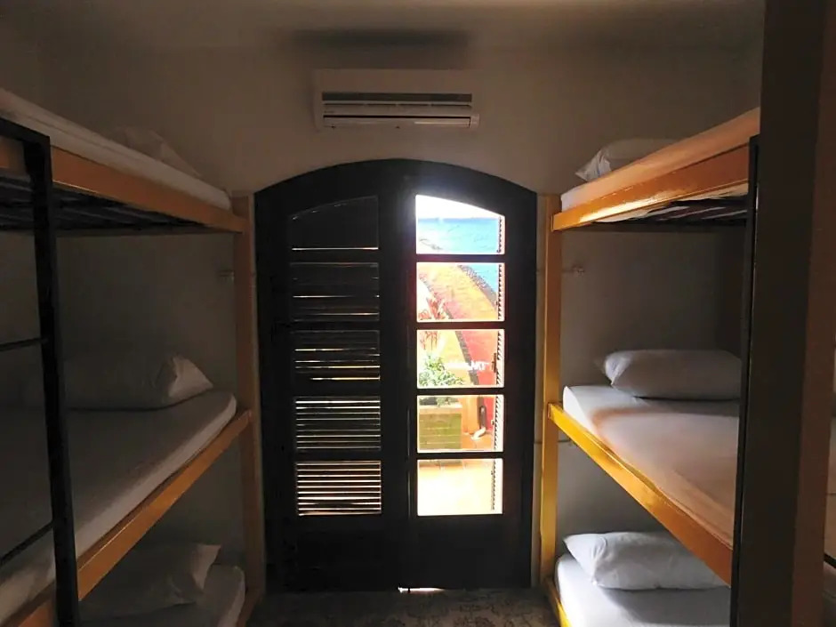Na Praia Family Hostel & Coworking