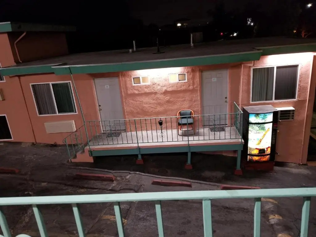 Travis Lodge Motel 16