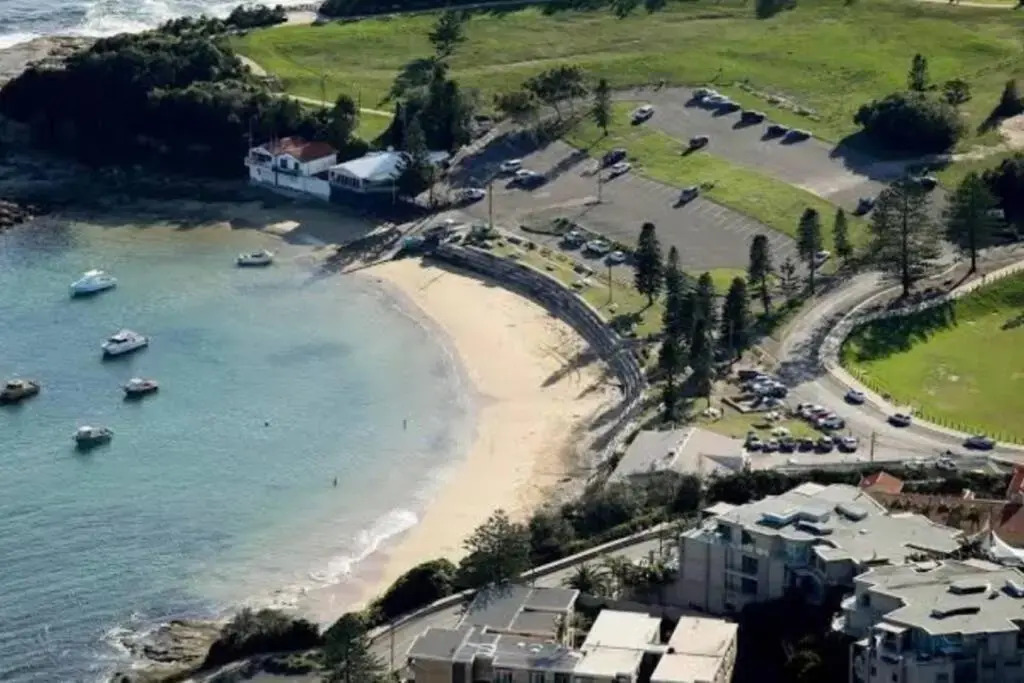 Quiet private getaway, private gym walk 2 beach