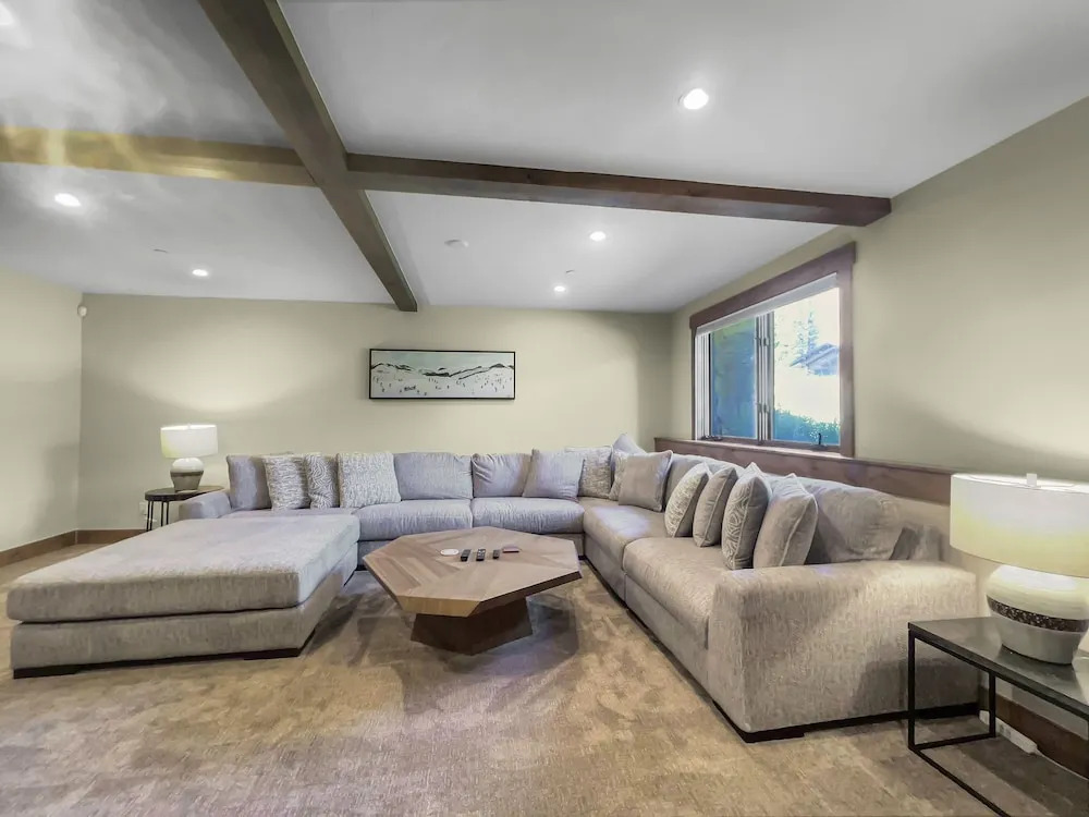 Incredible Executive Private Pet Friendly Home - LR902 by RedAwning