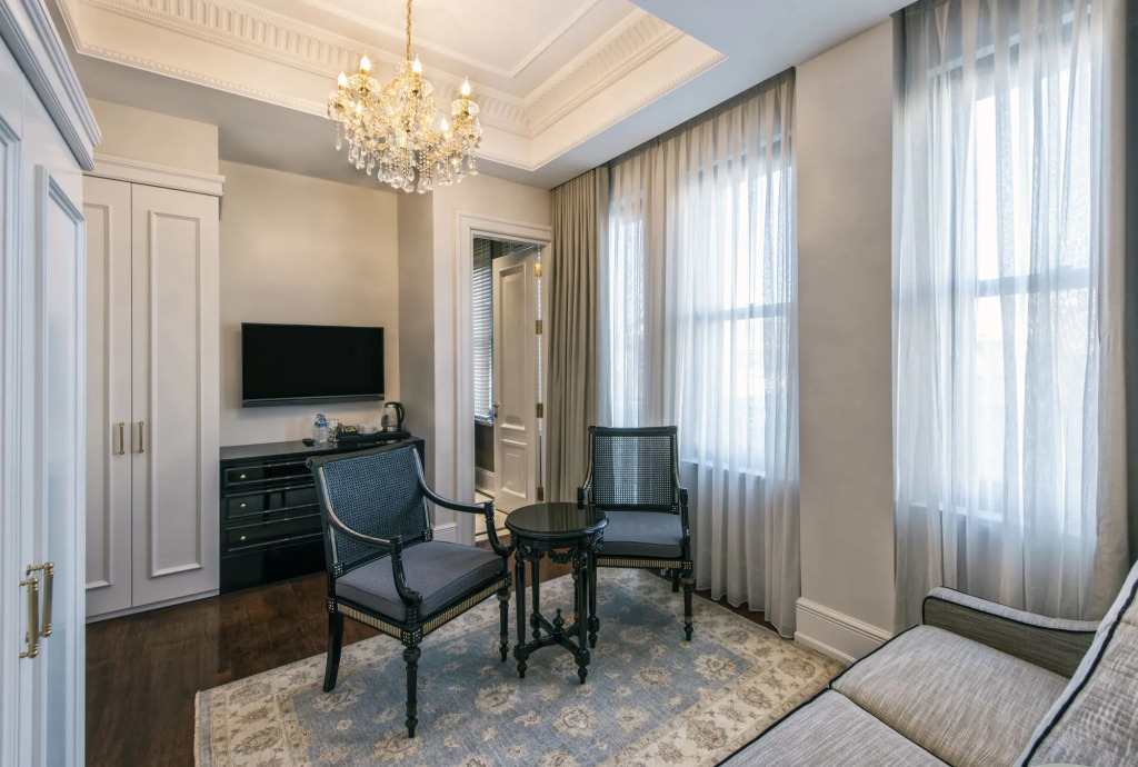 1890 Suites Hotel