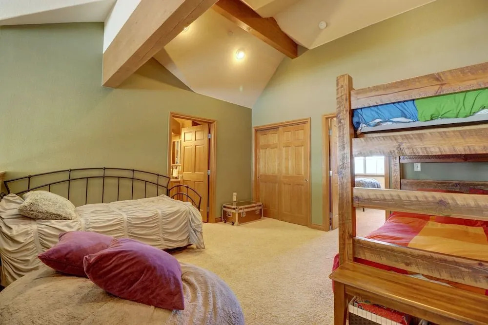 E8 Drake Landing 2br + Loft 2 Bedroom Condo by RedAwning