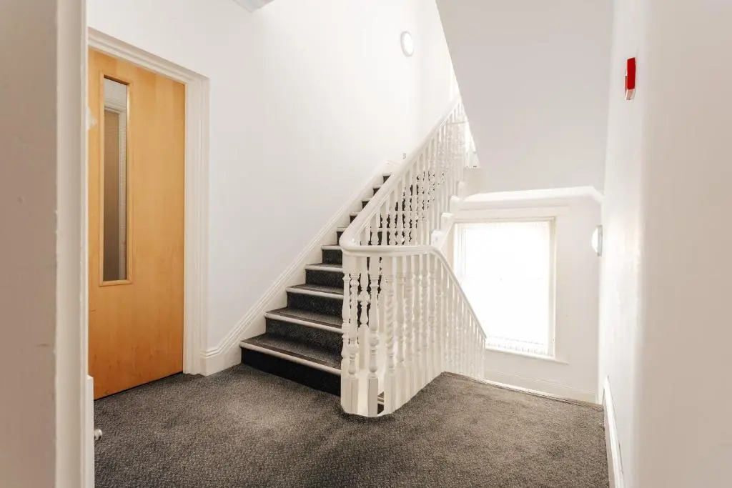 Spacious 2 bedroom flat near beach and town centre