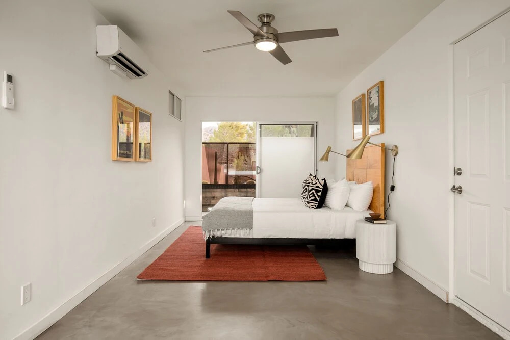 Smoketree by Avantstay An Oasis w/ Two Kitchens, Pool, Hot Tub & Air Streamer!