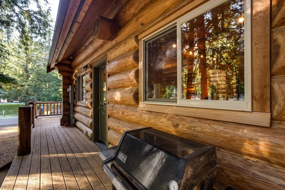 Snowline Cabin #33 - A Stunning Family Log Home With a Hot Tub and Wifi!