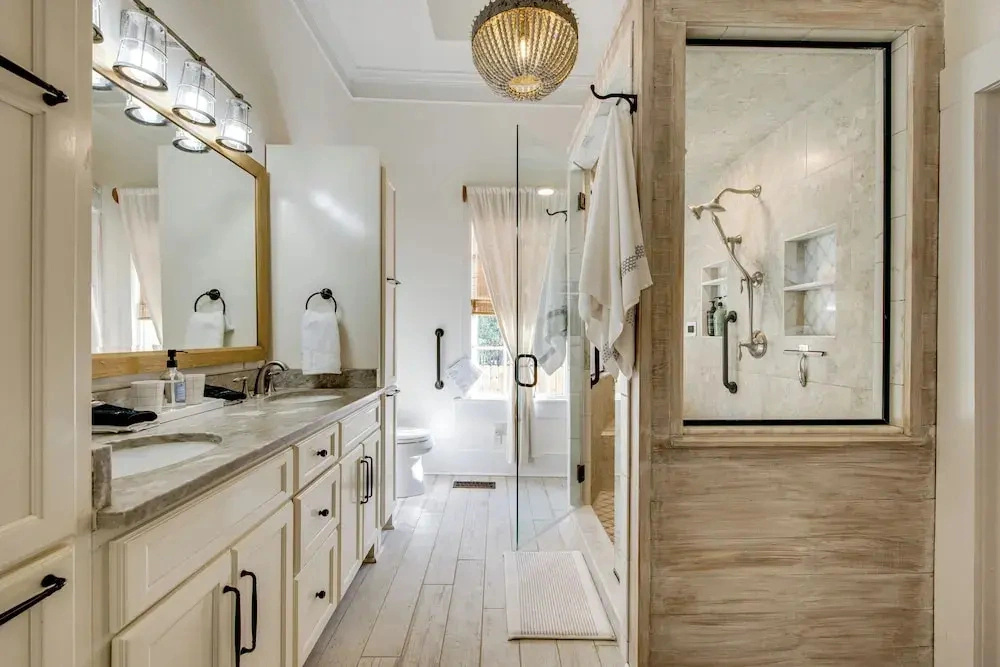 Walk to Broad St! Family Home in Historic District