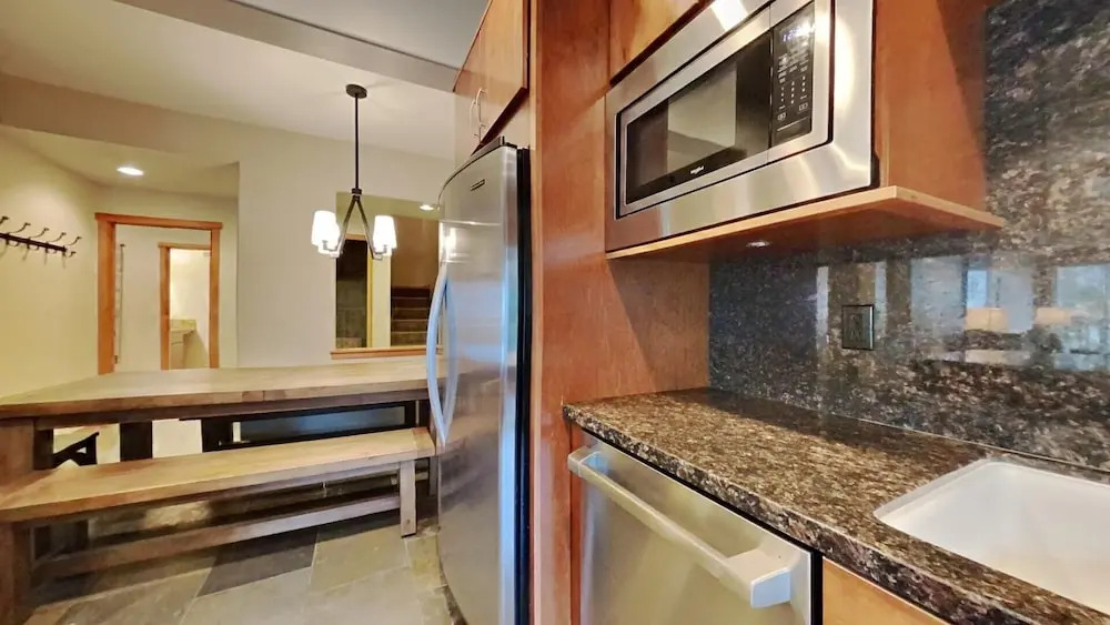 Beautiful Mountainside 4 BR Plus Loft/4 Bath Home in Mammoth! by RedAwning