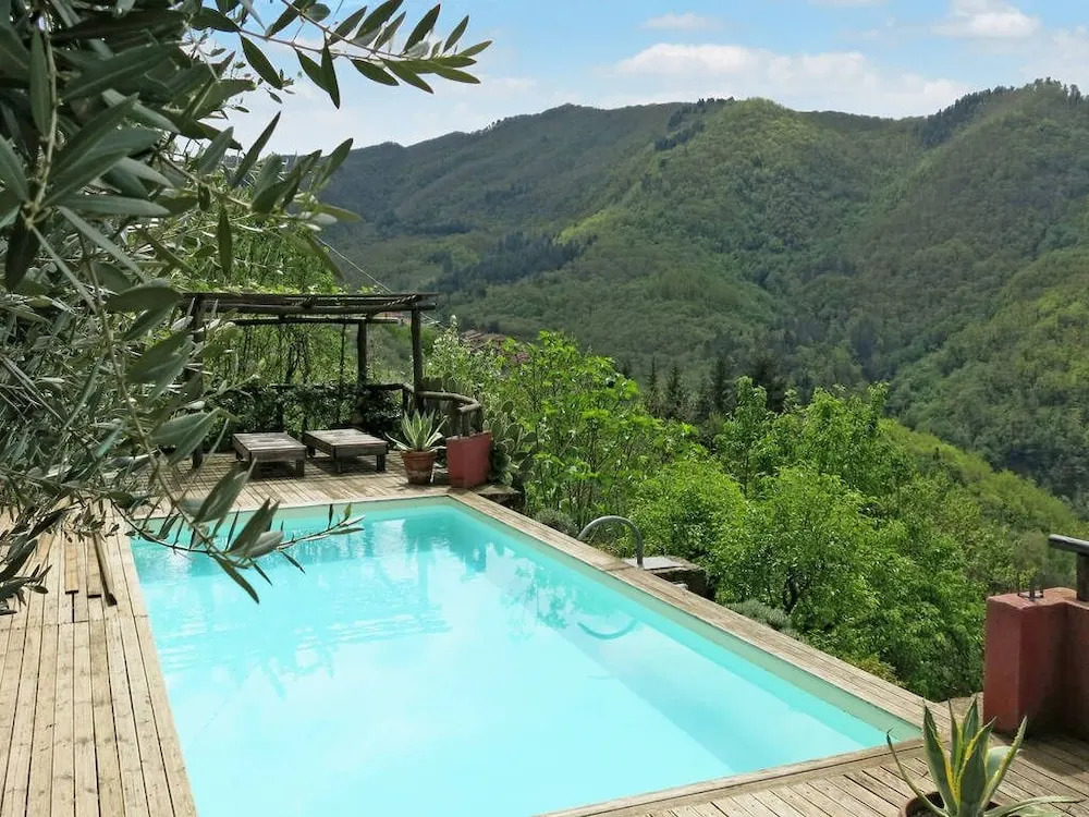Stone house with exclusive garden and pool and private parking