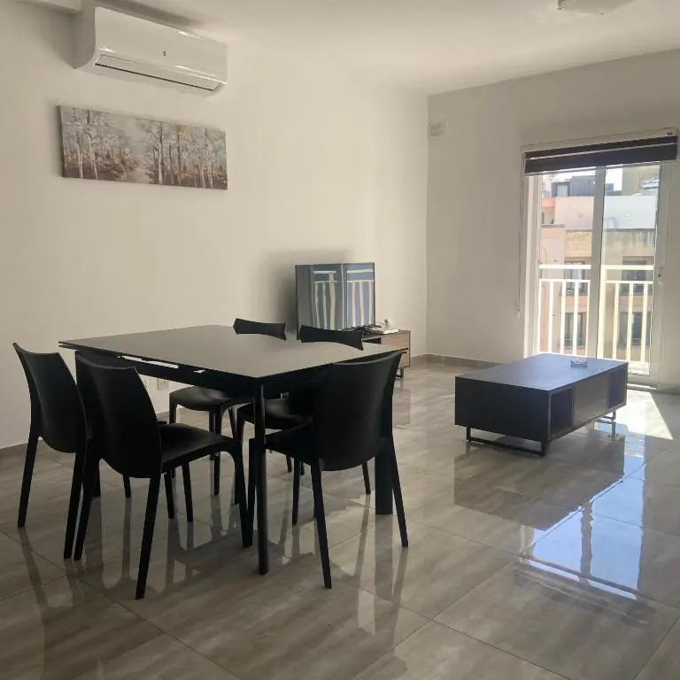 F10-3 Room 2 single beds shared bathroom in shared Flat