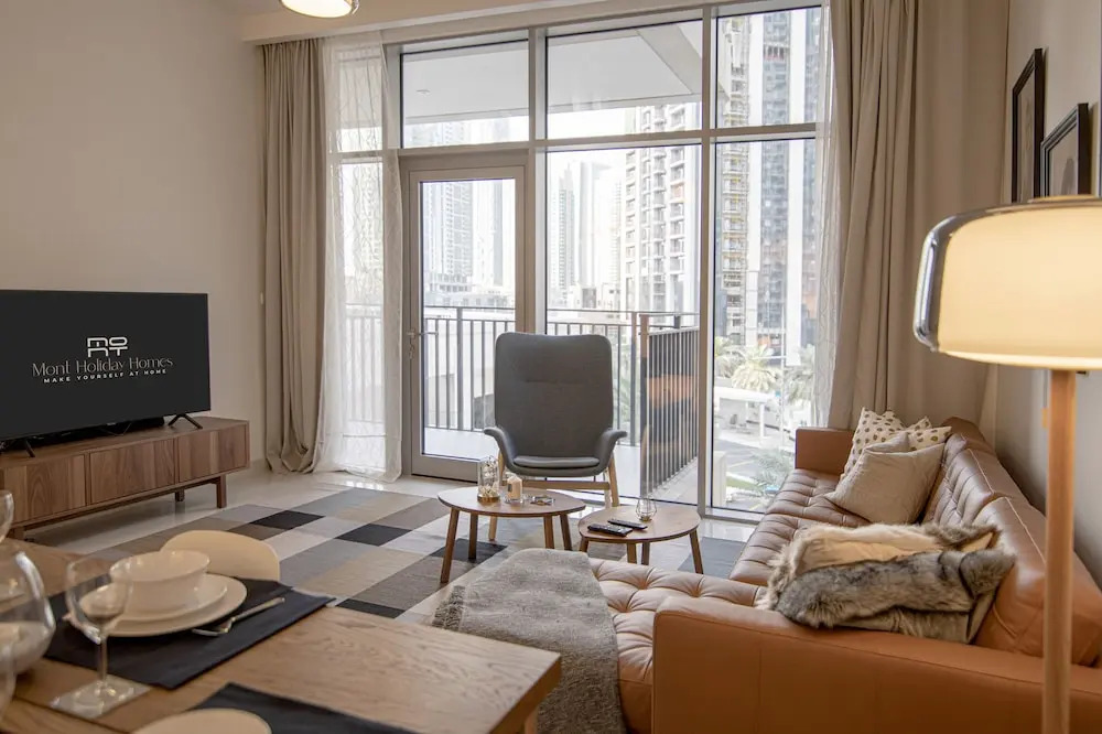Elegant Apt With Balcony Minutes from Burj Khalifa
