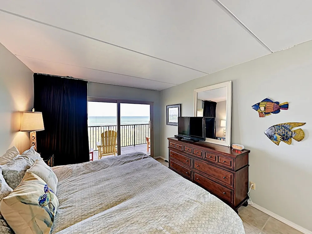 Beachfront W/ Pool & Balcony - Walk To Beach 2 Bedroom Condo