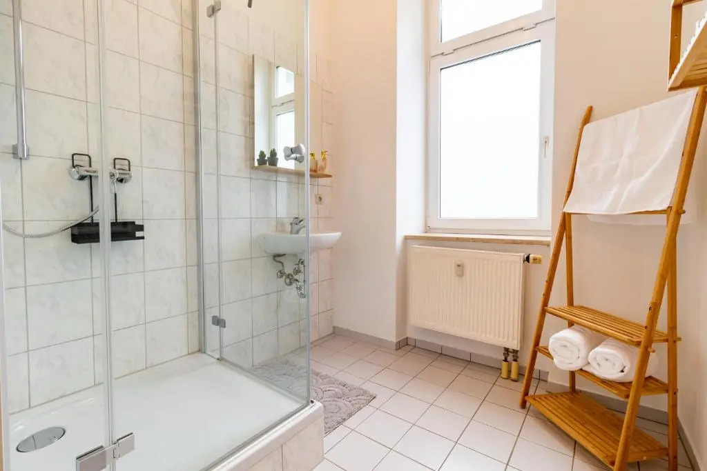 Exklusive Wohnung mit Kingsize-Bett I 75qm I am See I Netflix I gratis Kaffee & Teeangebot