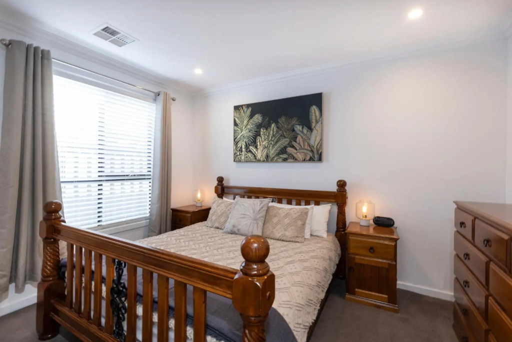 Cozy Getaway, King Bed with TV, NBN, Nespresso Coffee Machine