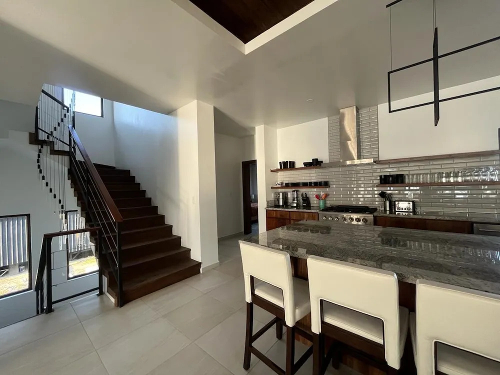 Island Breeze Villa - 5 Bedroom Private Island Villa w Pool