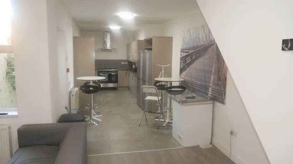 NEW Sleek 6BD Kensington Home Close to City