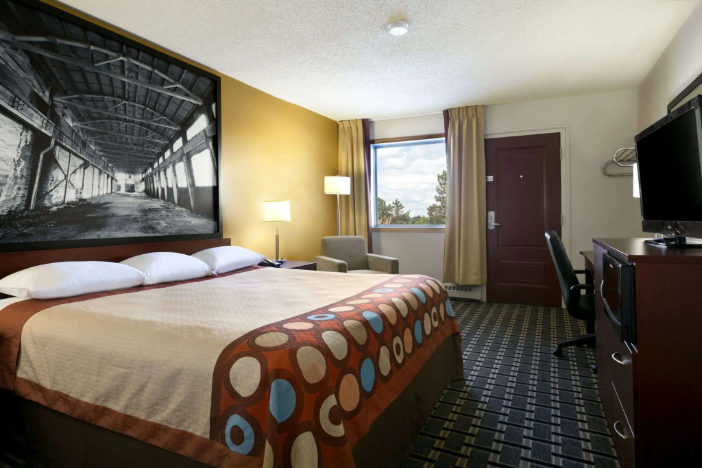 Super 8 by Wyndham Fox Creek