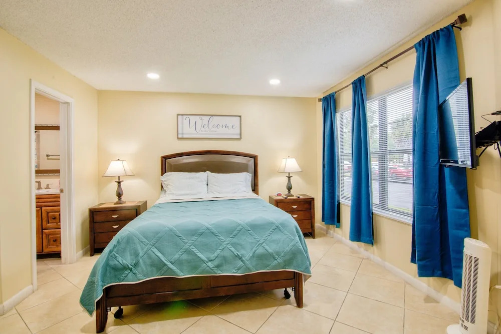 3608 Apartment with 3 swimming pools , Near Disney world.