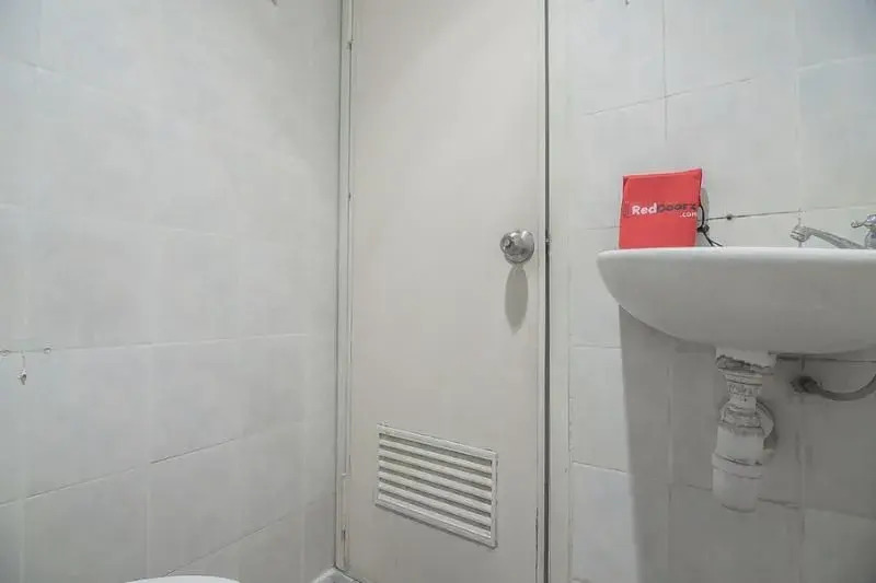 RedDoorz near Politeknik Ilmu Pelayaran 2