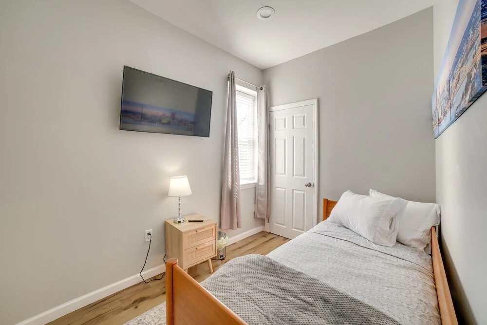 Pittsburgh Townhome: 1 Mi to Downtown