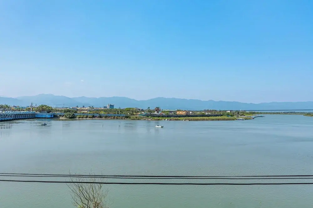 Between River and Sea